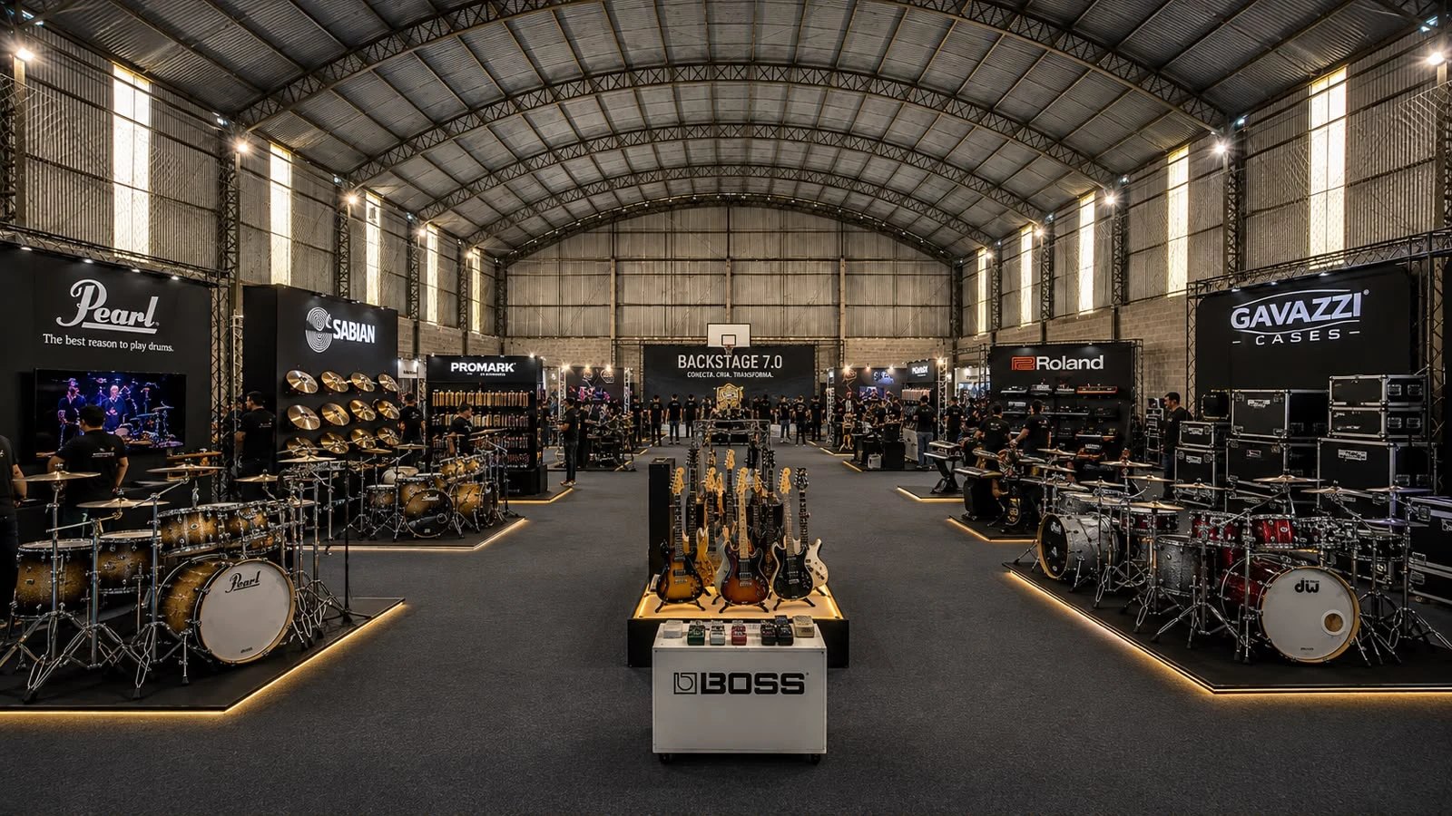 Ginásio com estandes de marcas de instrumentos em outra feira